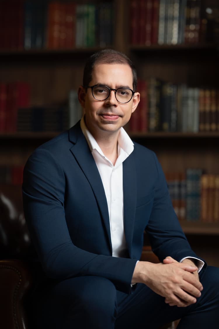 Dr. Rodrigo Jesus